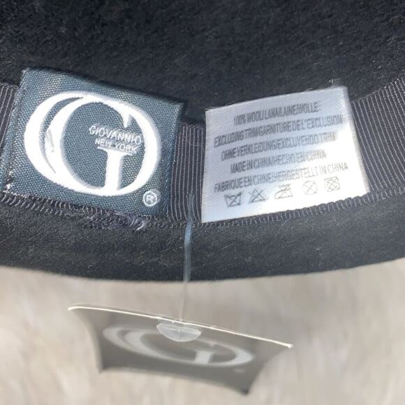 Wide-brimmed hat in black with a red ribbon around Giovanni's head. - Picture 5 of 7